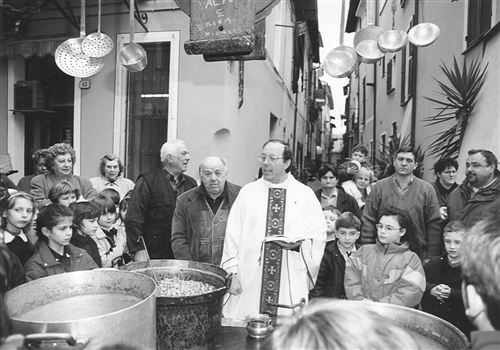 Distribuzione gratuita delle castagne bollite